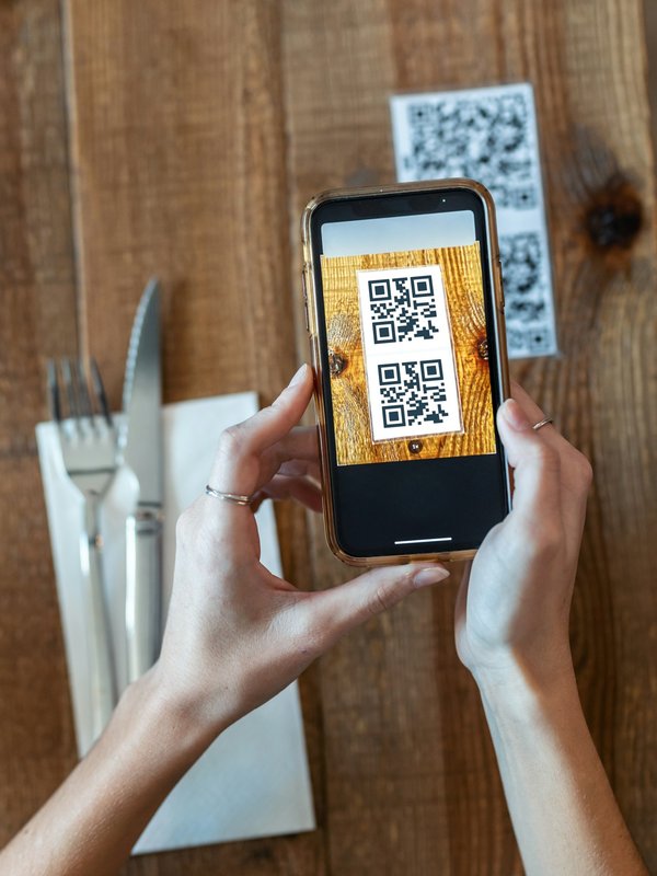 Quelle application choisir pour scanner des codes QR rapidement sur un iPhone 13 Mini?